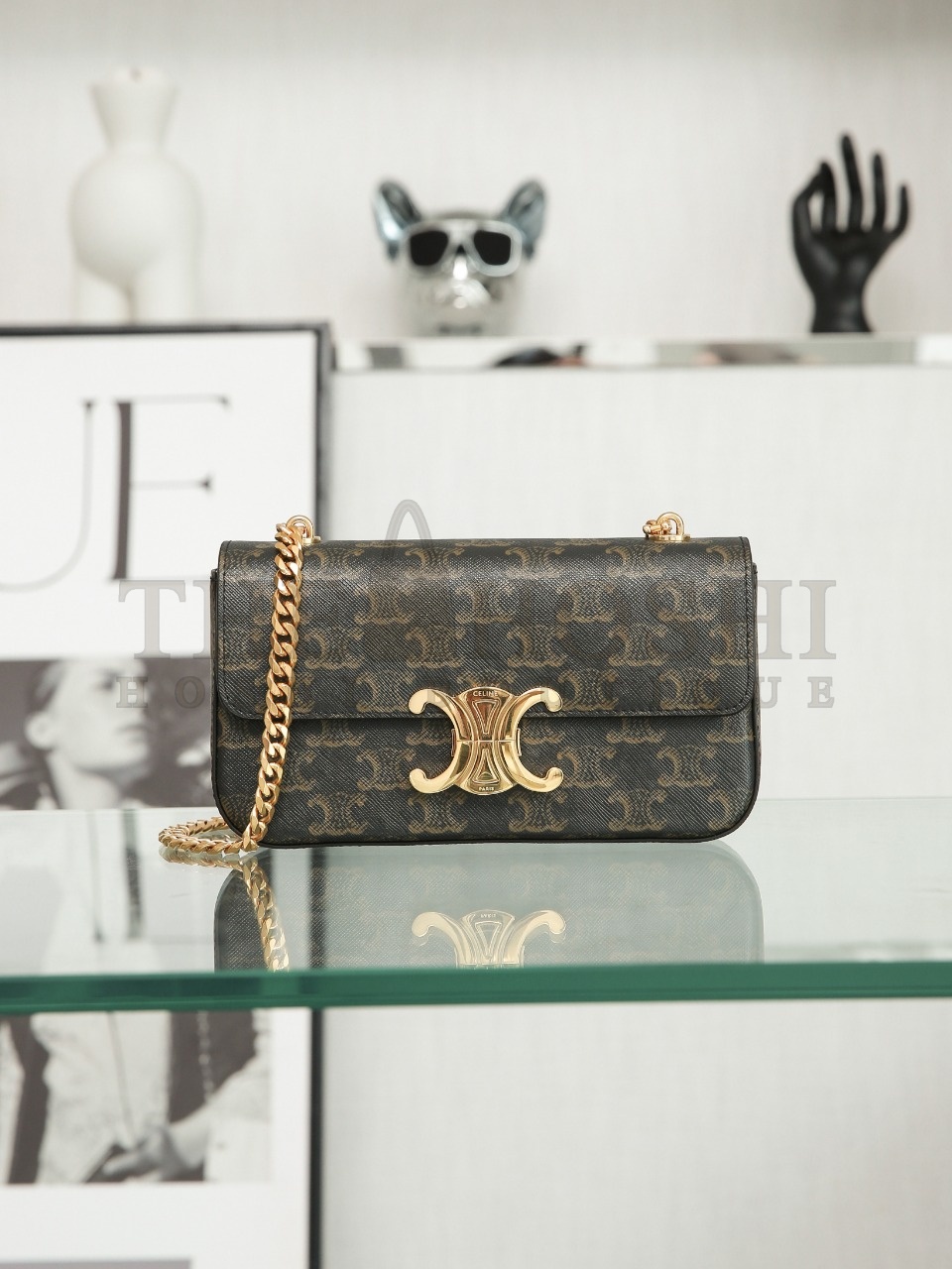 Ce1i*e Triomphe chain shoulder bag in satined calfskin width 20.5 cm, height 11.5 cm, depth 4 cm. Master Quality