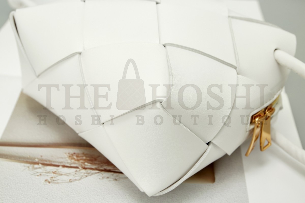 B0tt*ga Ven*ta Mini Cassette Camera Bag In White Lambskin Master Quality