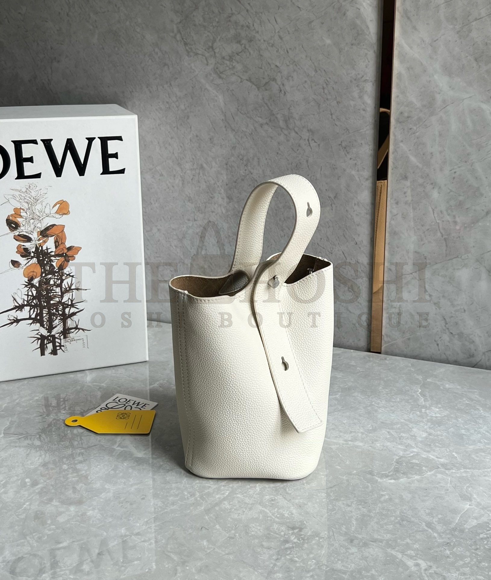 L0ew* Mini Pebble Bucket Bag in White Grained Leather Master Quality