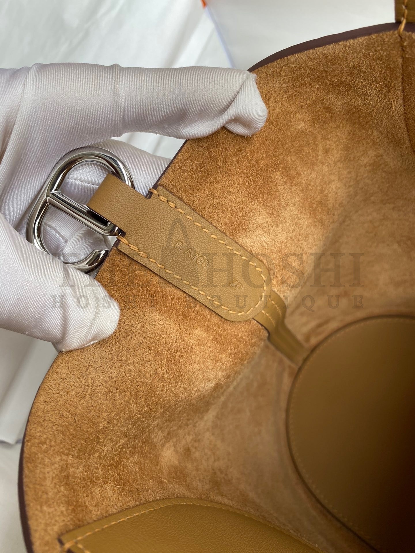 H**me5 In The Loop 18 Handmade Bag in Biscuit Clemence Leather Master Quality