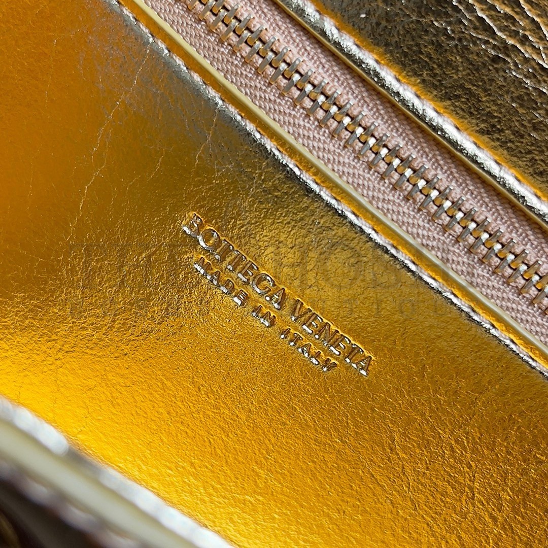 B0tt*ga Ven*ta Andiamo Clutch with Handle in Gold Metallic Leather Master Quality