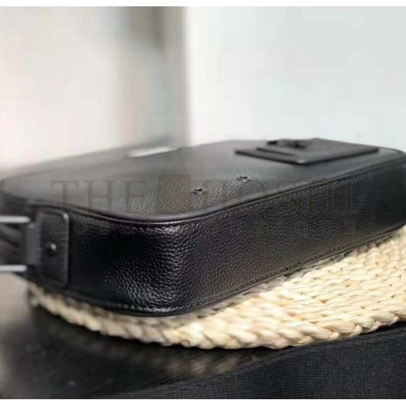 L0vis Vvtt0n LV Men Alpha Messenger in Dark Silver Taurillon Leather-Black Master Quality