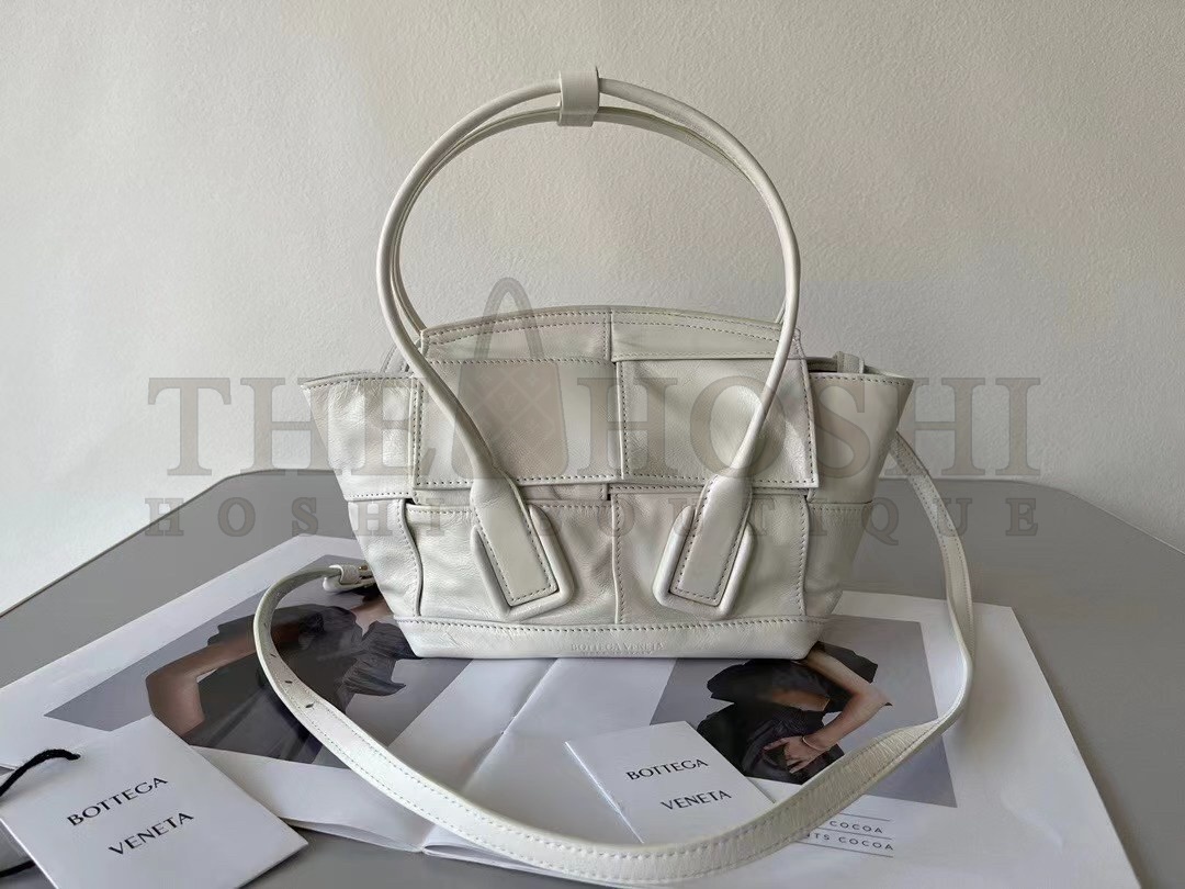 B0tt*ga Ven*ta Arco Mini Bag In White Intrecciato Leather Master Quality