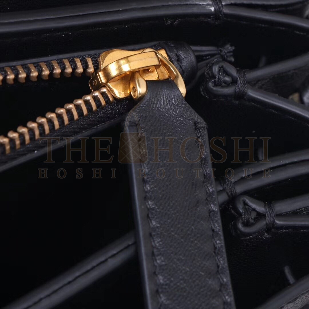 Va1e*ntin0 Garavani Black Medium VRing Shoulder Bag Master Quality