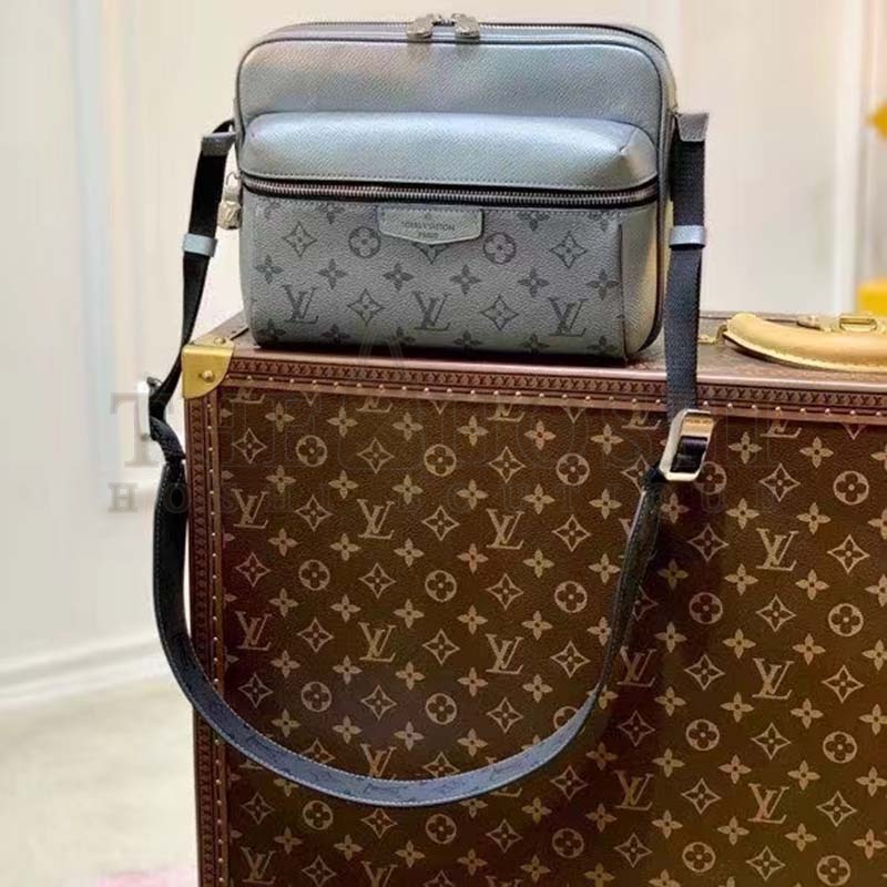 L0vis Vvtt0n LV Men Outdoor Messenger Bag Gunmetal Gray Monogram Coated Canvas Master Quality