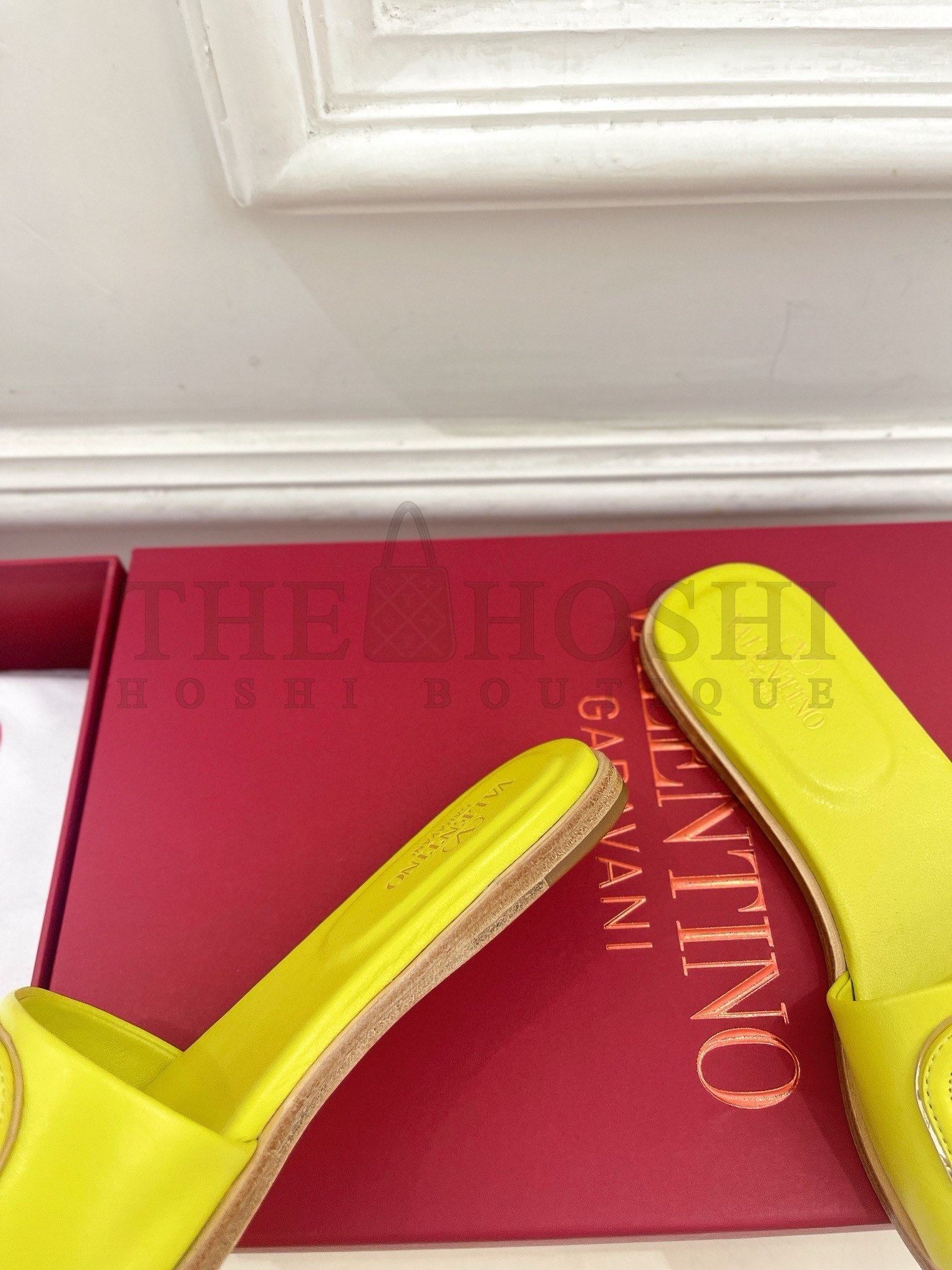 Va1e*ntin0 VLogo Cut-out Slide Sandals in Yellow Leather Master Quality