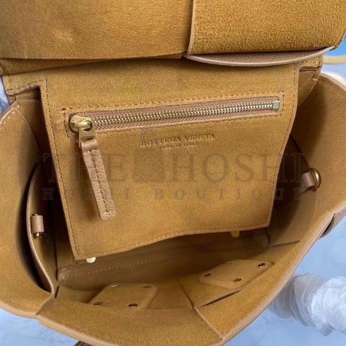 B0tt*ga Ven*ta Mini Arco Bag In Caramel Intrecciato Leather Master Quality