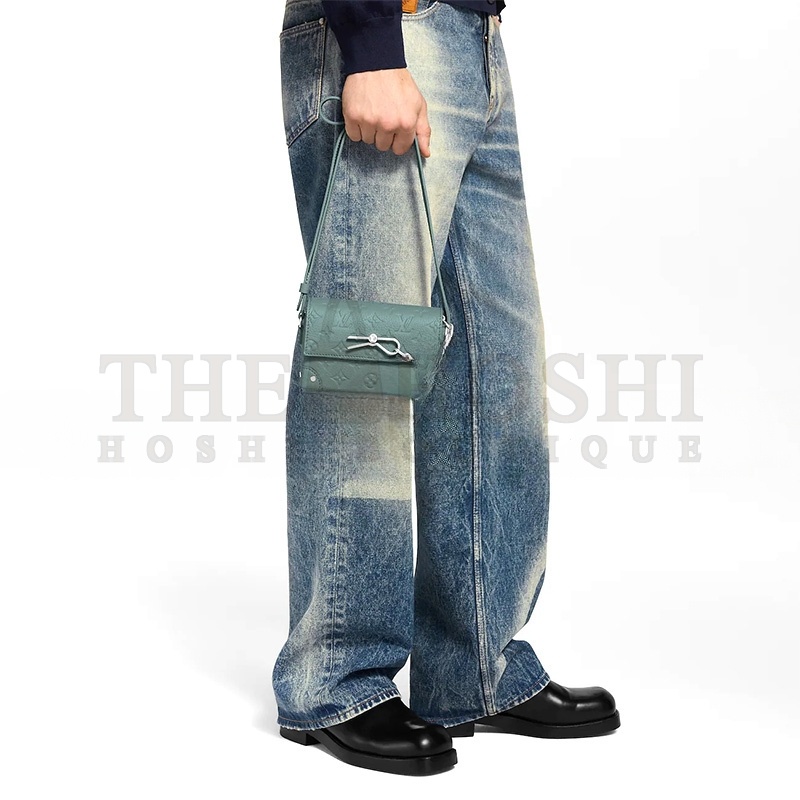 L0vis Vvtt0n STEAMER WEARABLE WALLET M13889 (18*11*7cm) Master Quality