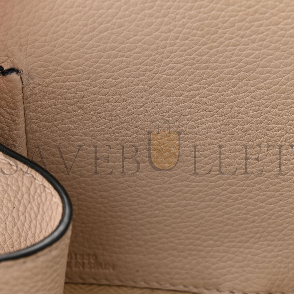 L0ew* GRAINED CALFSKIN SMALL HAMMOCK SHOULDER BAG SAND (30*25*13.5cm) Master Quality